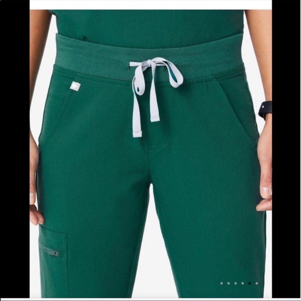 NWT FIGS Jogger Scrubs Pants in Hunter Green - Picture 2 of 7